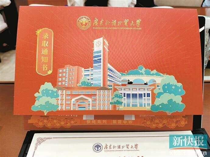 高校录取通知书太卷啦！从传统书匣到“宇宙级浪漫”个性化、高颜值、科技感拉满(图6)