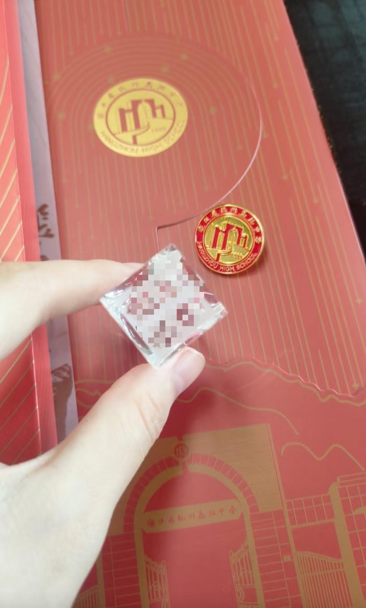 杭州高中的录取通知书都整上礼盒了？还有送上专属姓名印章(图3)