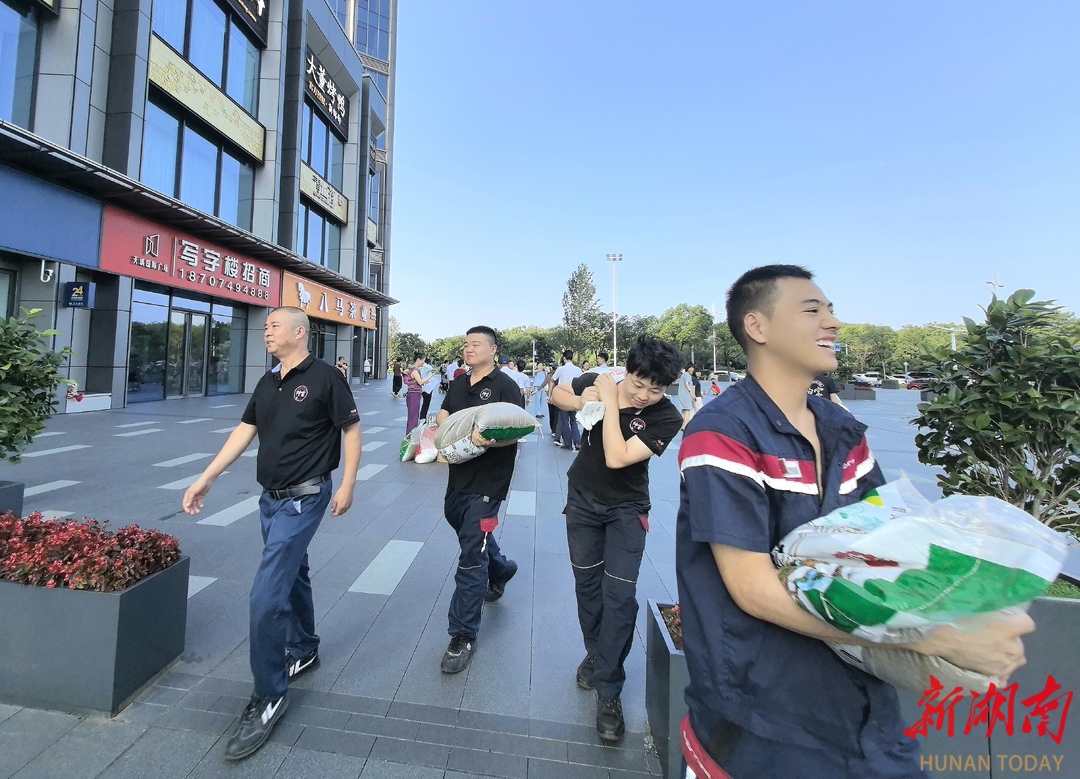 清凉礼包暖人心！天心区青园街道开展高温慰问系列活动(图2)