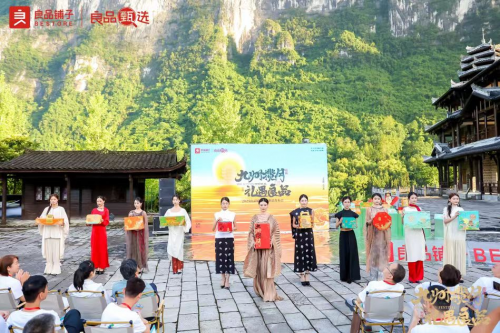 团购福利升级！良品铺子团购中秋月饼礼盒加量不加价(图1)