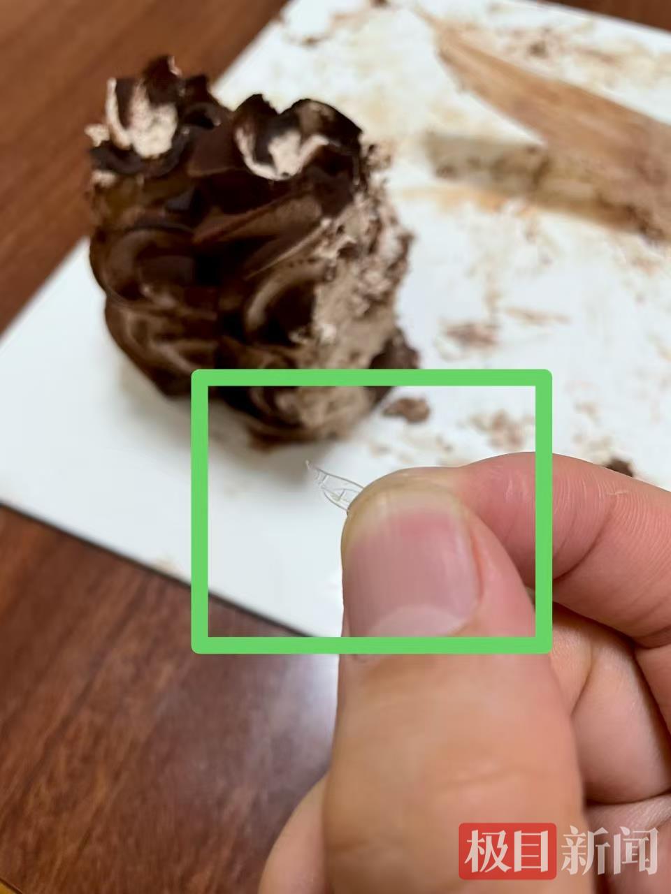 消费者称好利来儿童蛋糕吃出塑料片市监部门建议通过诉讼解决律师发声(图2)