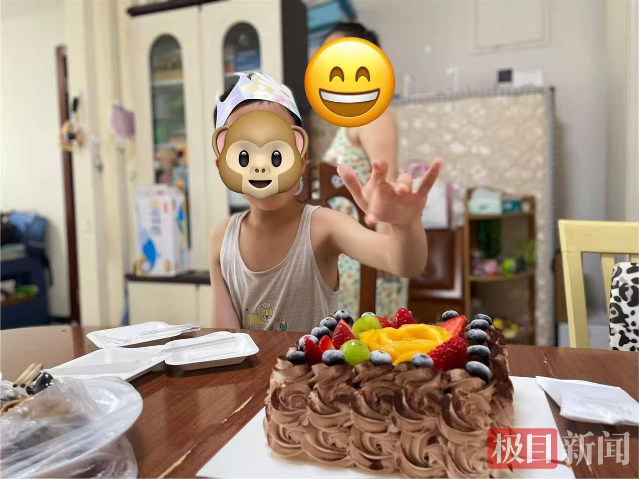 消费者称好利来儿童蛋糕吃出塑料片市监部门建议通过诉讼解决律师发声(图1)