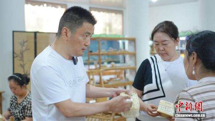 太精美！成都世运会奖牌盒是纯手工竹编还可作相框(图1)