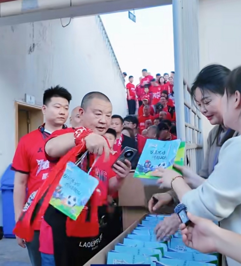 激情看川超开心享大礼达州队主场两万多名球迷收到四川银行赞助万源特产礼盒(图2)