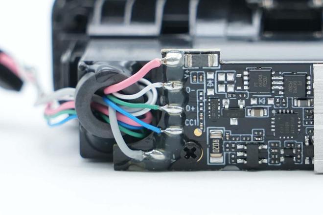 支持两电池及影石Insta360X5同时充电影石多功能充电管家拆解(图4)