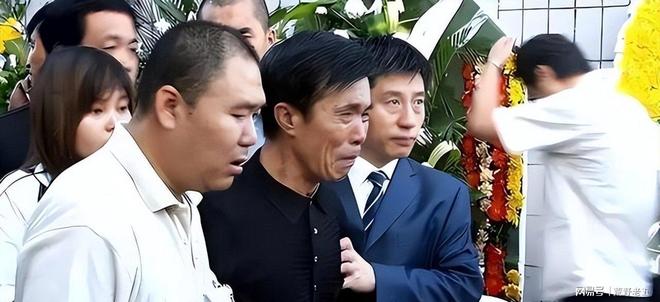 75岁老艺术家何庆魁被亲儿子背刺称他嫖不动啦每月1万够花(图4)
