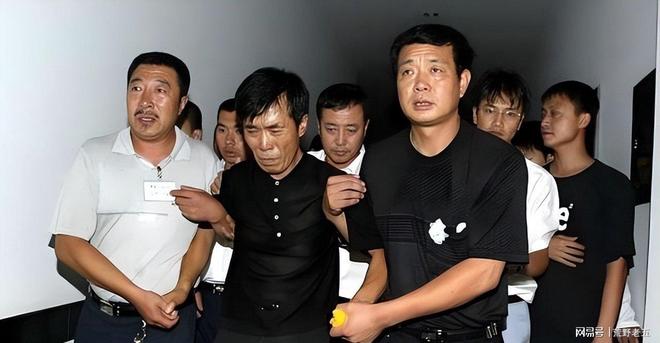 75岁老艺术家何庆魁被亲儿子背刺称他嫖不动啦每月1万够花(图2)