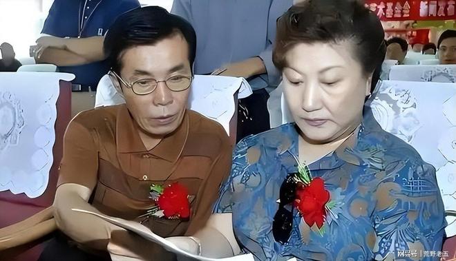 75岁老艺术家何庆魁被亲儿子背刺称他嫖不动啦每月1万够花(图3)