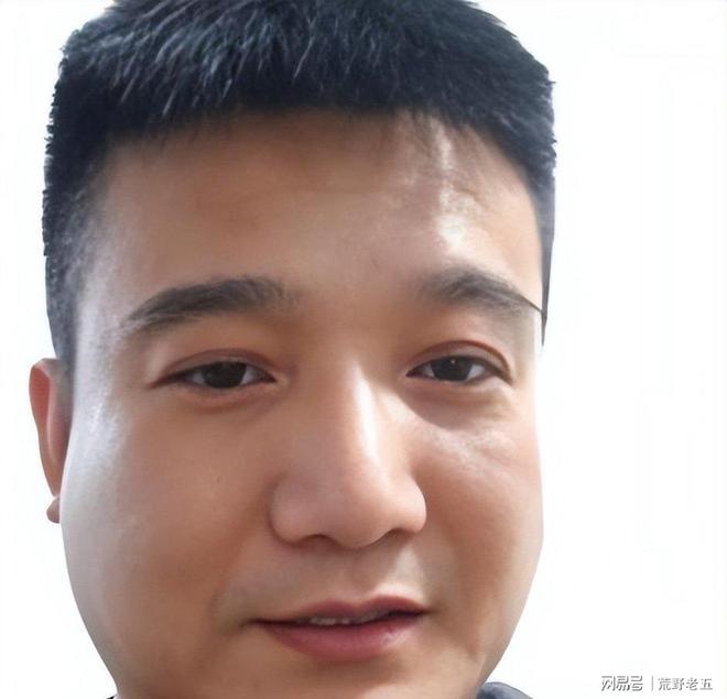 75岁老艺术家何庆魁被亲儿子背刺称他嫖不动啦每月1万够花(图7)