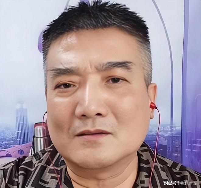 75岁老艺术家何庆魁被亲儿子背刺称他嫖不动啦每月1万够花(图6)