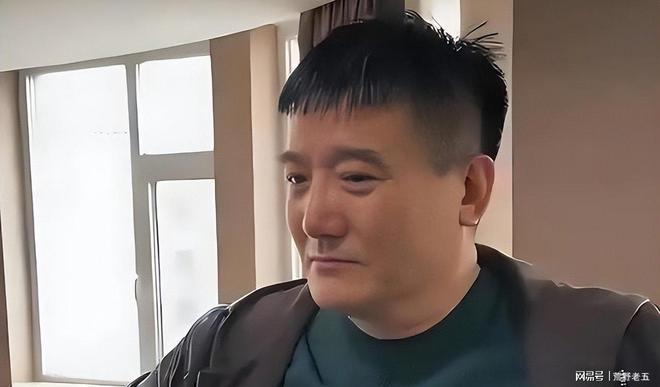 75岁老艺术家何庆魁被亲儿子背刺称他嫖不动啦每月1万够花(图9)