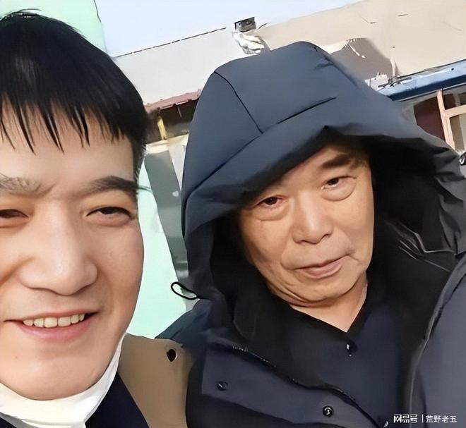 75岁老艺术家何庆魁被亲儿子背刺称他嫖不动啦每月1万够花(图8)